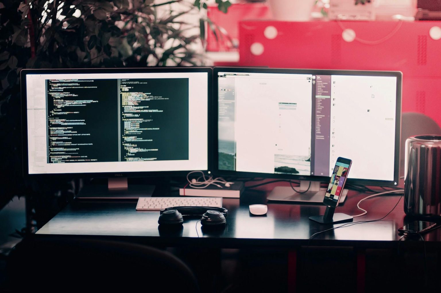 Monitor werkstations voor gaming en kantoorwerk - gaming en kantoor monitors naast elkaar